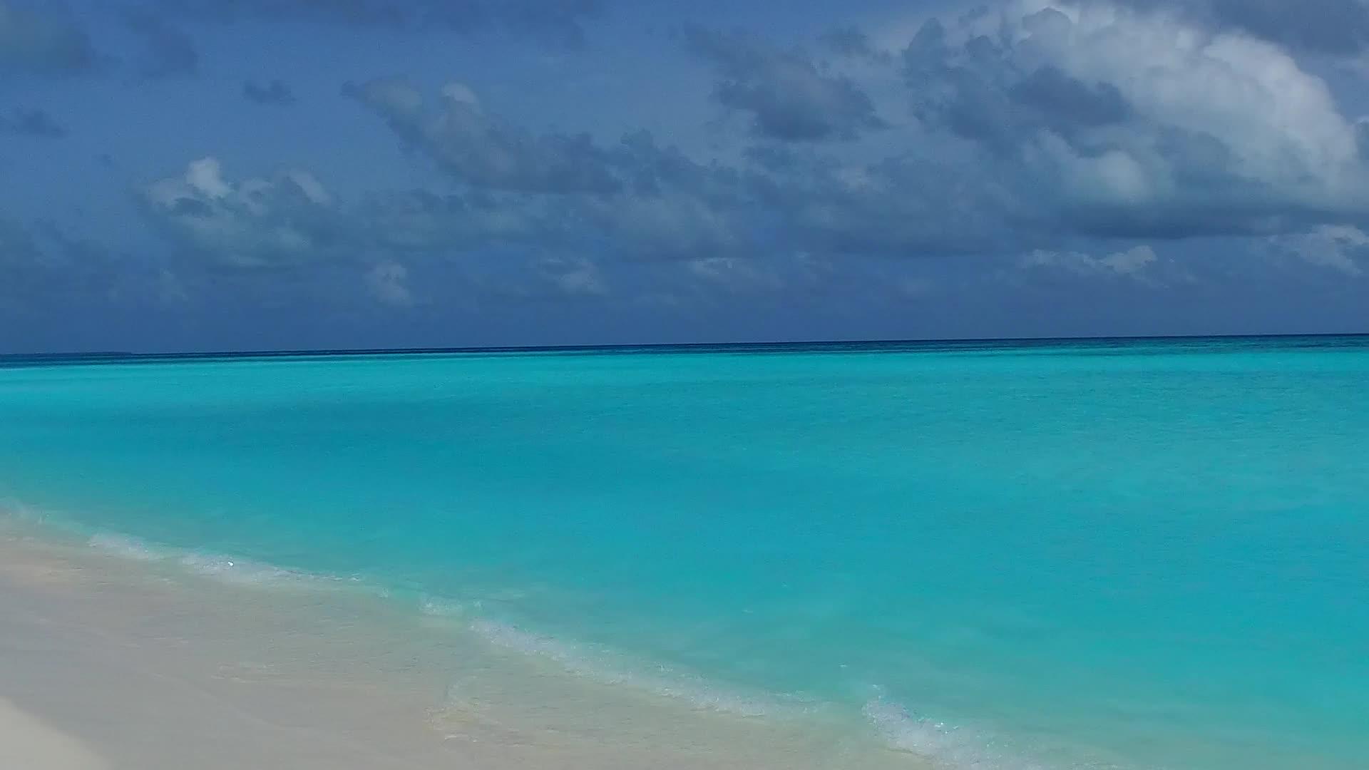 海滩旅游胜地附近有清水和白色海滩背景视频的预览图