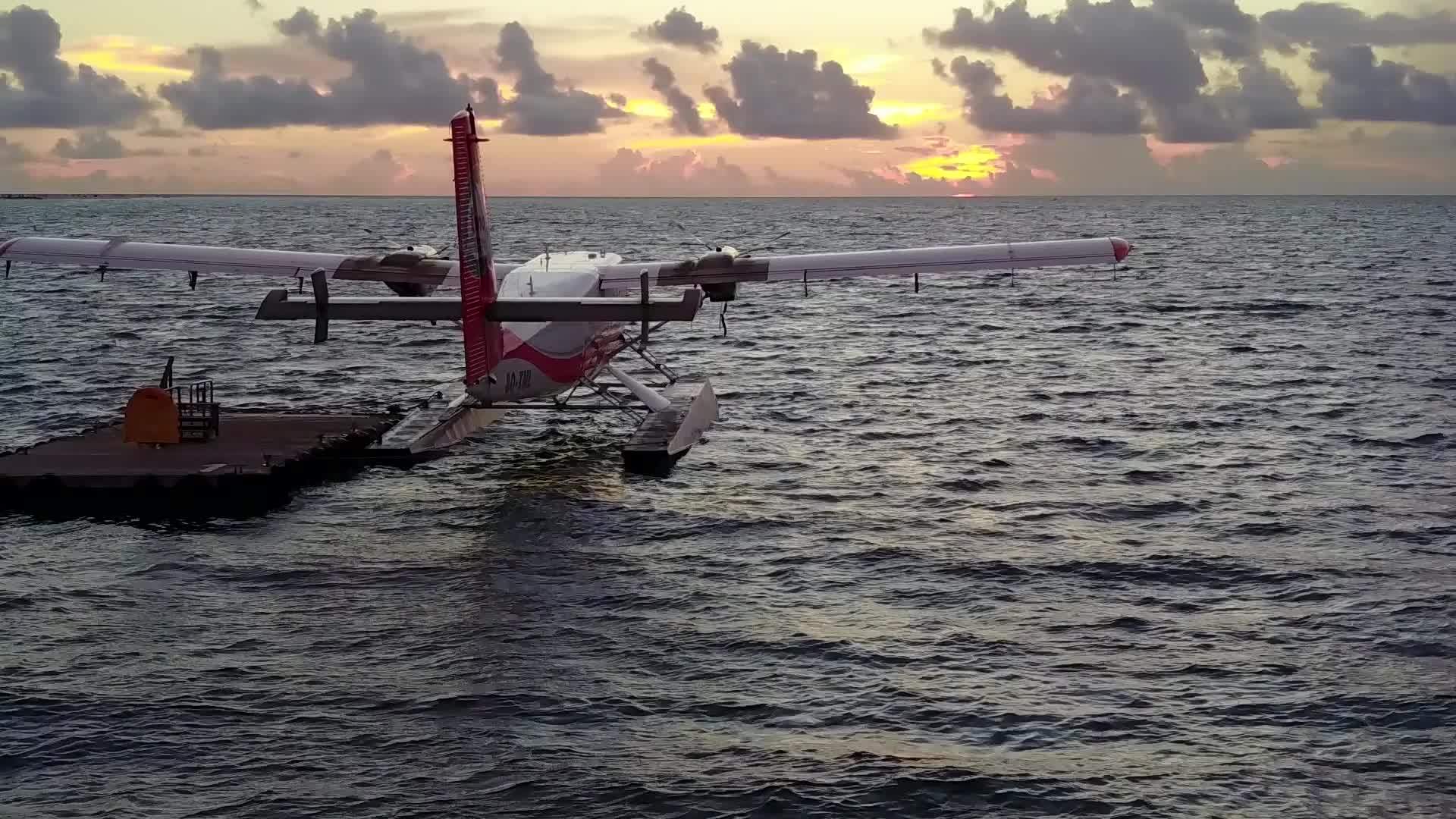 美丽的环礁湖海滩野生生物夏季旅行在度假胜地附近视频的预览图