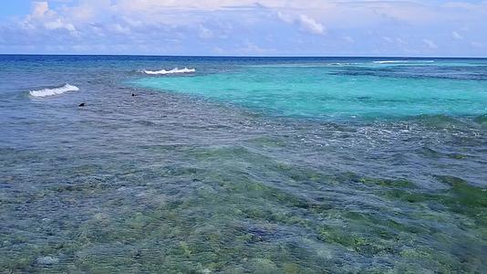 封闭的豪华岛屿海滩旅游由蓝水和接近冲浪的白沙底背景进行视频的预览图