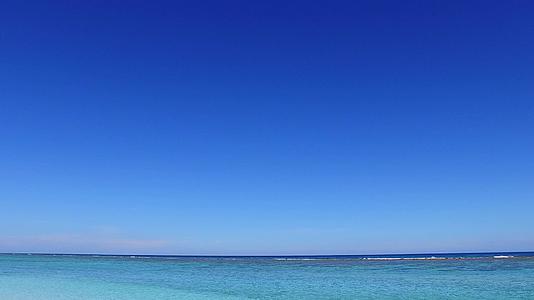海洋和海滩附近的浅沙背景明亮的蓝色旅游海滩假日假日视频的预览图