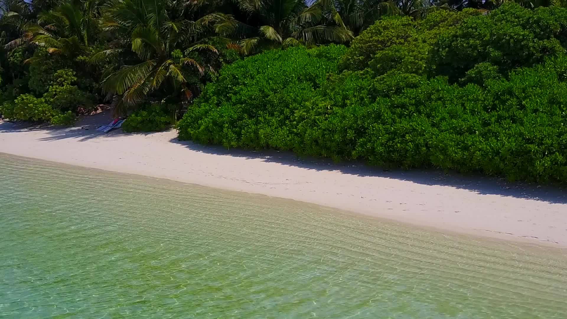 沙洲附近的白沙背景蓝绿色泻湖天堂海景海滩度假阳光之旅视频的预览图