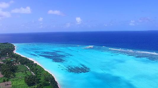 热带旅游海滩假日蓝水和宽角抽象靠近浅沙底部的珊瑚礁视频的预览图
