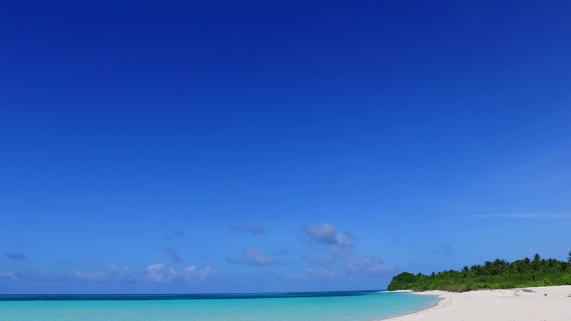日出后蓝色的绿色海路被蓝色的绿色海洋和白色的沙底环绕视频的预览图
