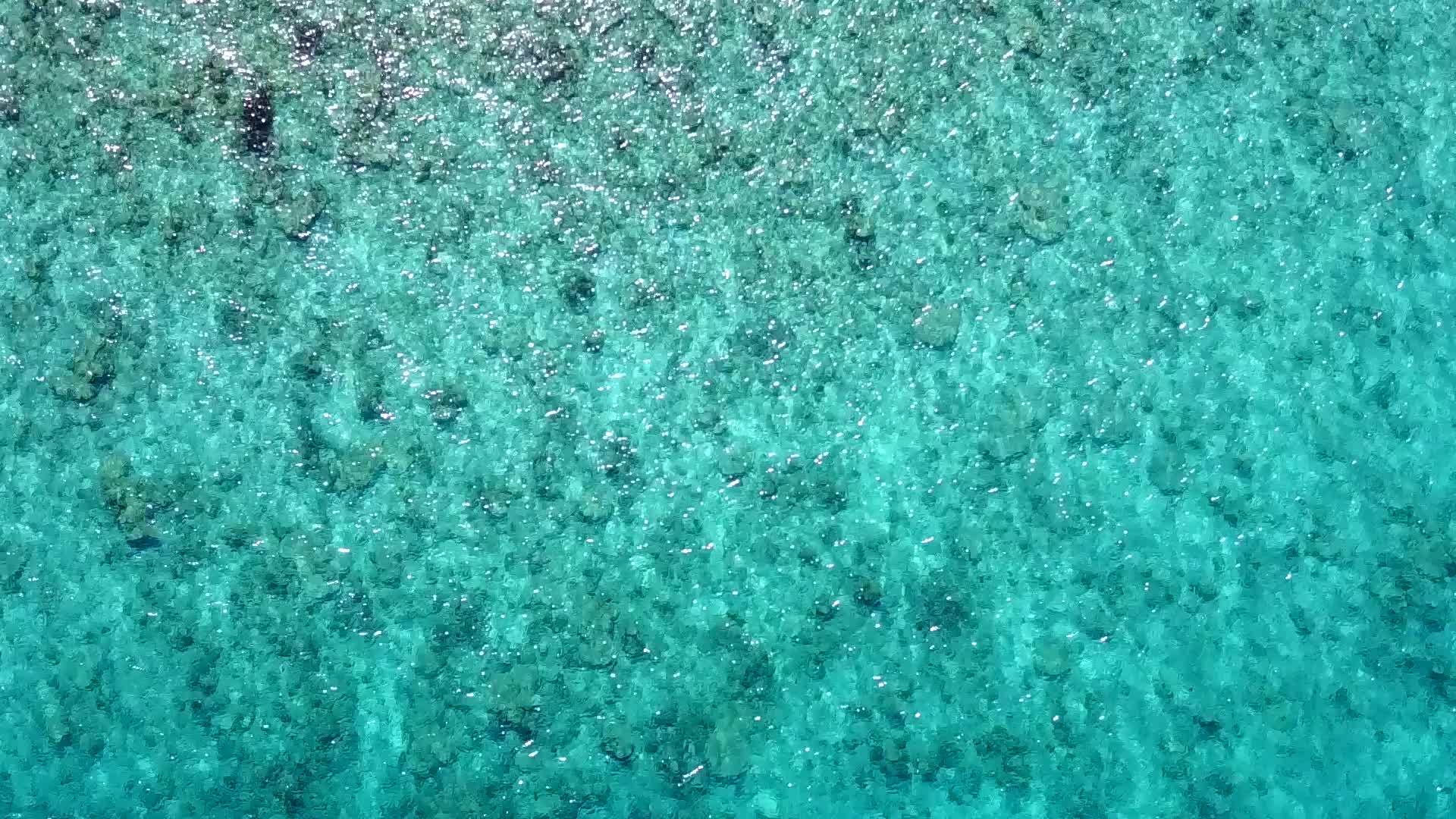 阳光明媚的天空完美的海景海滩被蓝绿色的海洋打破了度假村视频的预览图