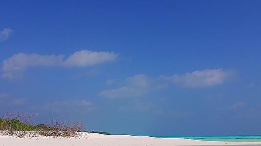 蓝水沿海海滩旅行以蓝水和阳光下的白沙为光谱视频的预览图