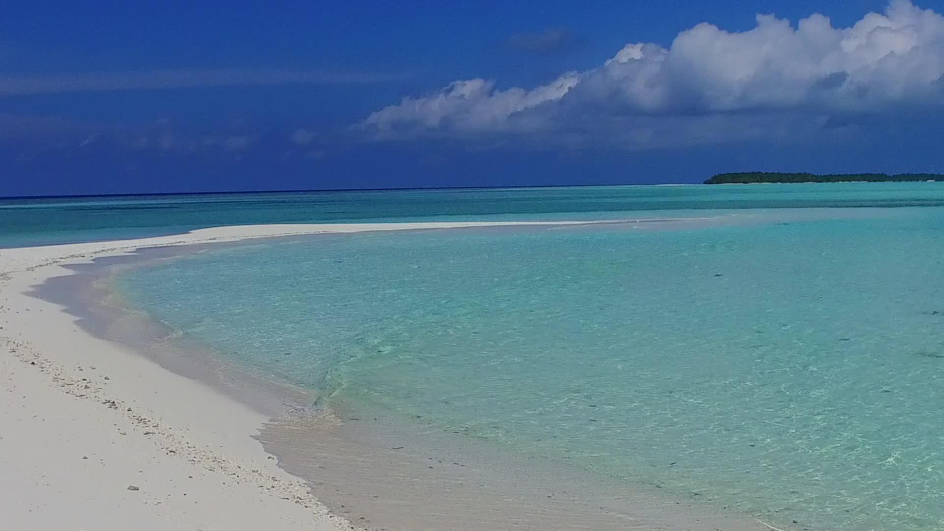 蓝色海洋和白色海滩度假胜地靠近棕榈蓝海和白色沙滩视频的预览图
