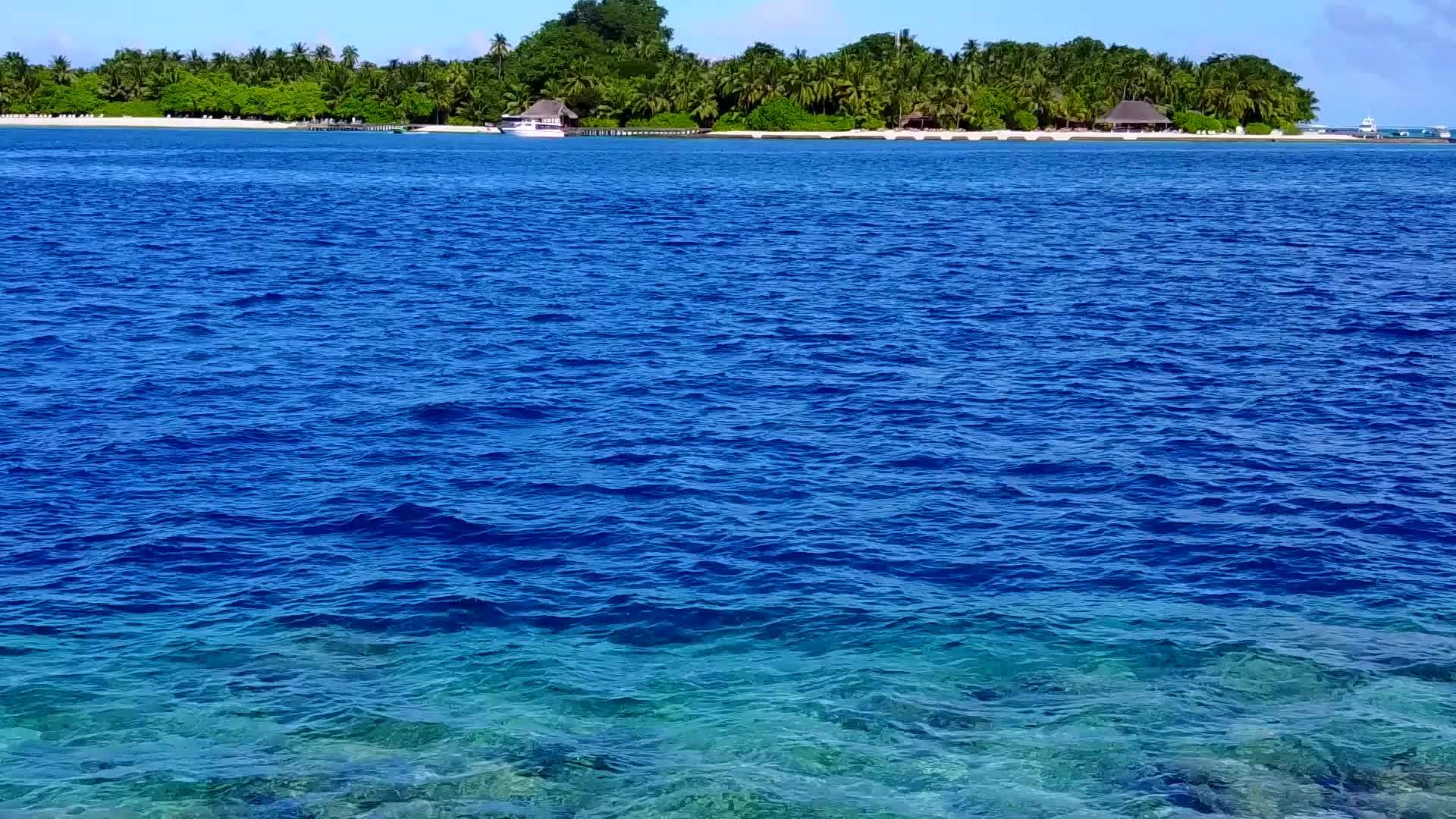 豪华海滩生活方式蓝水和白色沙滩靠近海滩视频的预览图