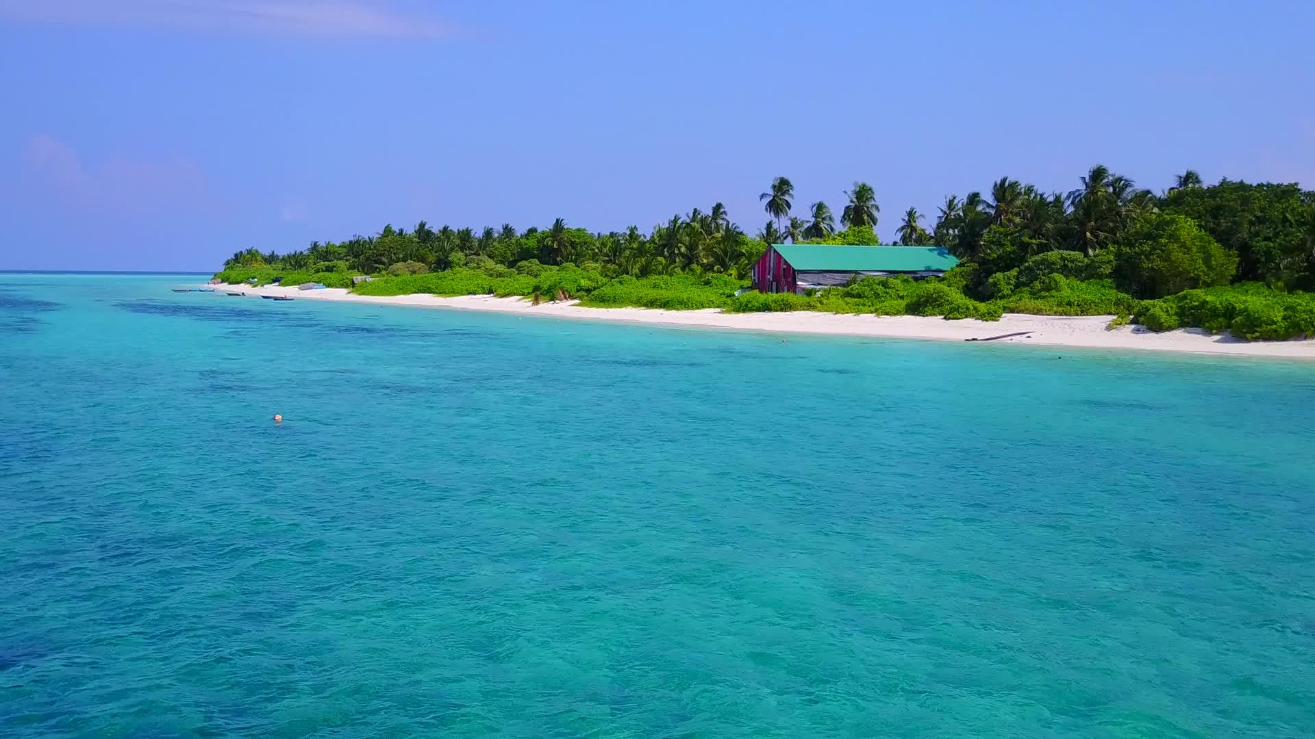 沙巴附近有一个白色的海滩背景绿松石环礁湖海景清空视频的预览图