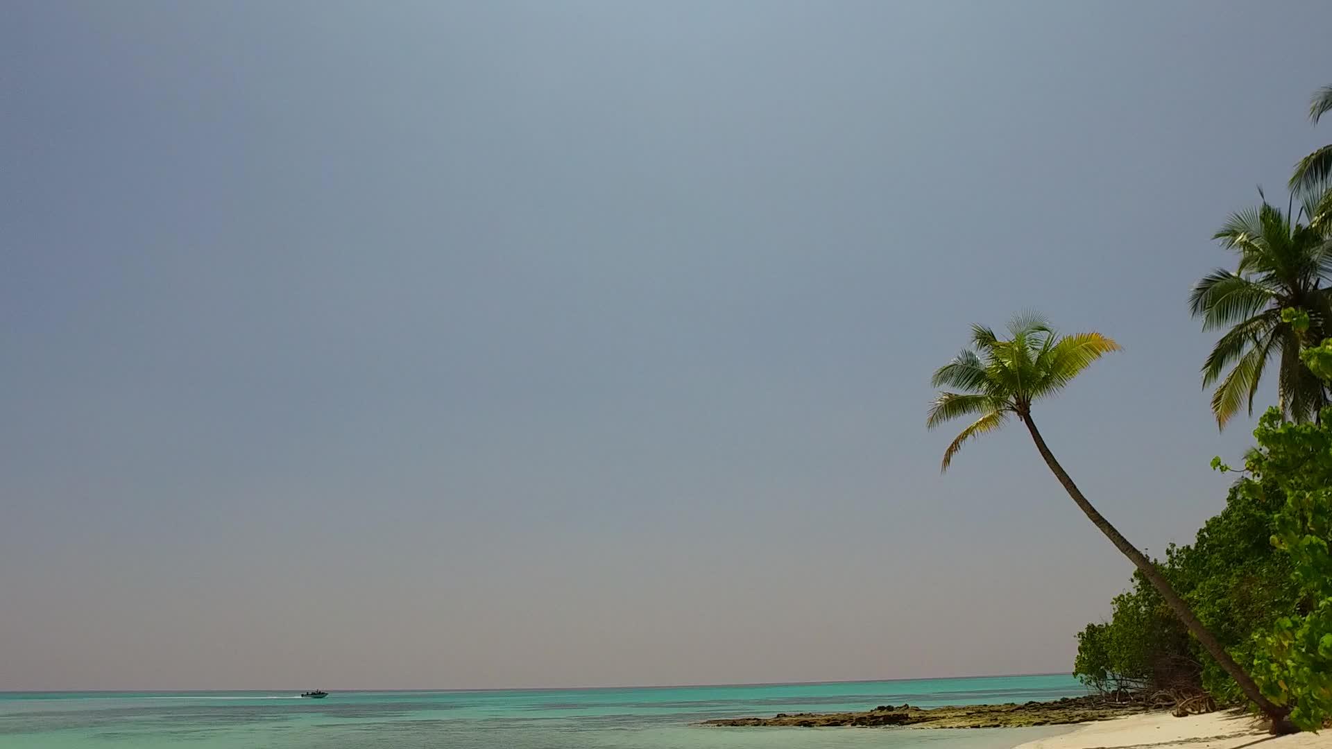 美丽的岛屿海滩生活方式阳光明媚的海景蓝绿色的海洋靠近海洋视频的预览图
