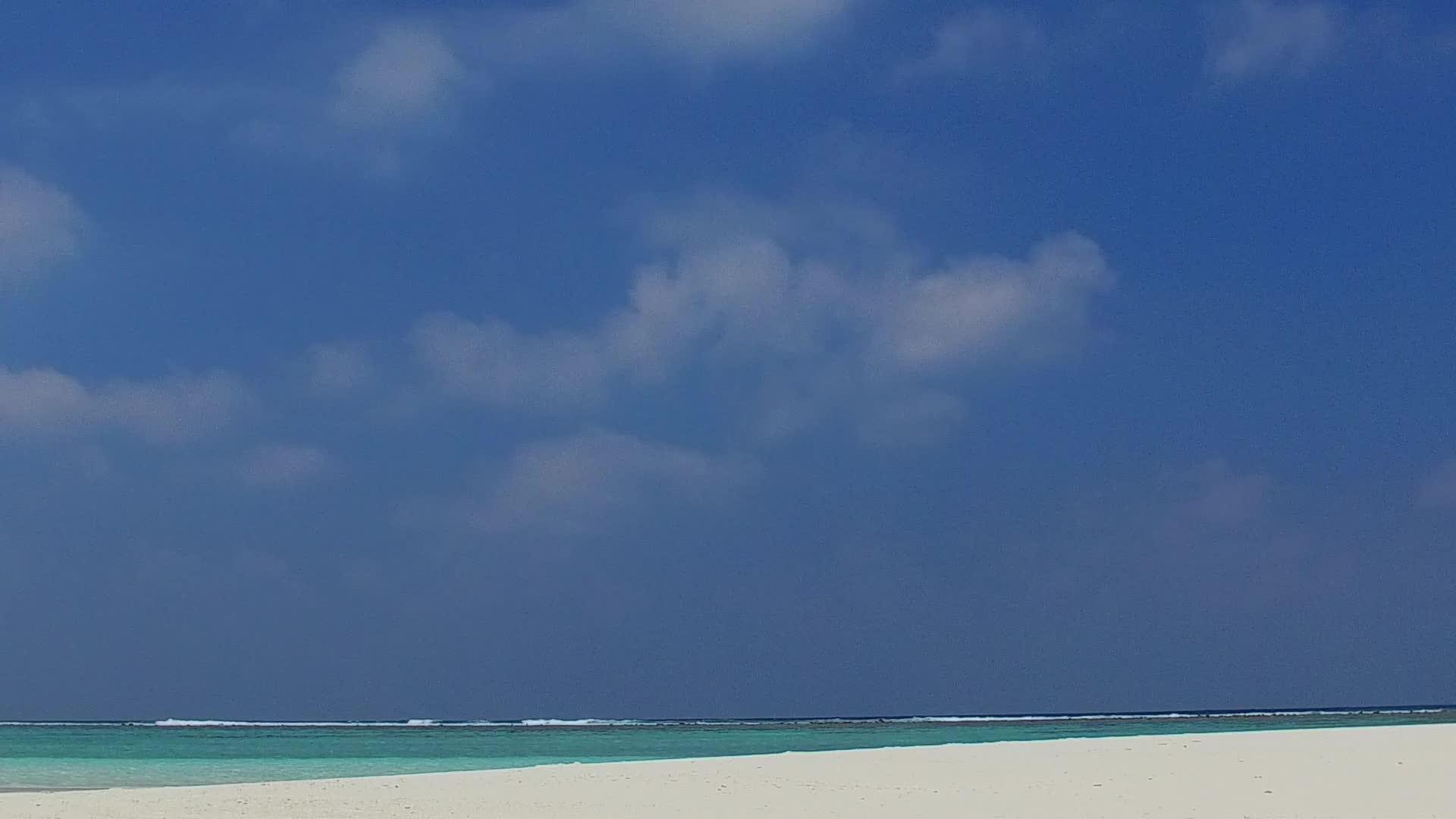 日出后白沙背景的水蓝色海水完美的海岸海滩之旅的温暖性视频的预览图