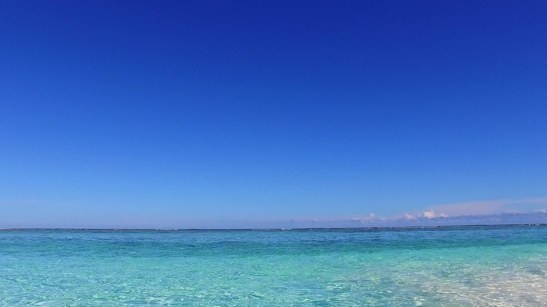 完美的泻湖海滩之旅的夏季风景接近海浪的白色海滩背景视频的预览图
