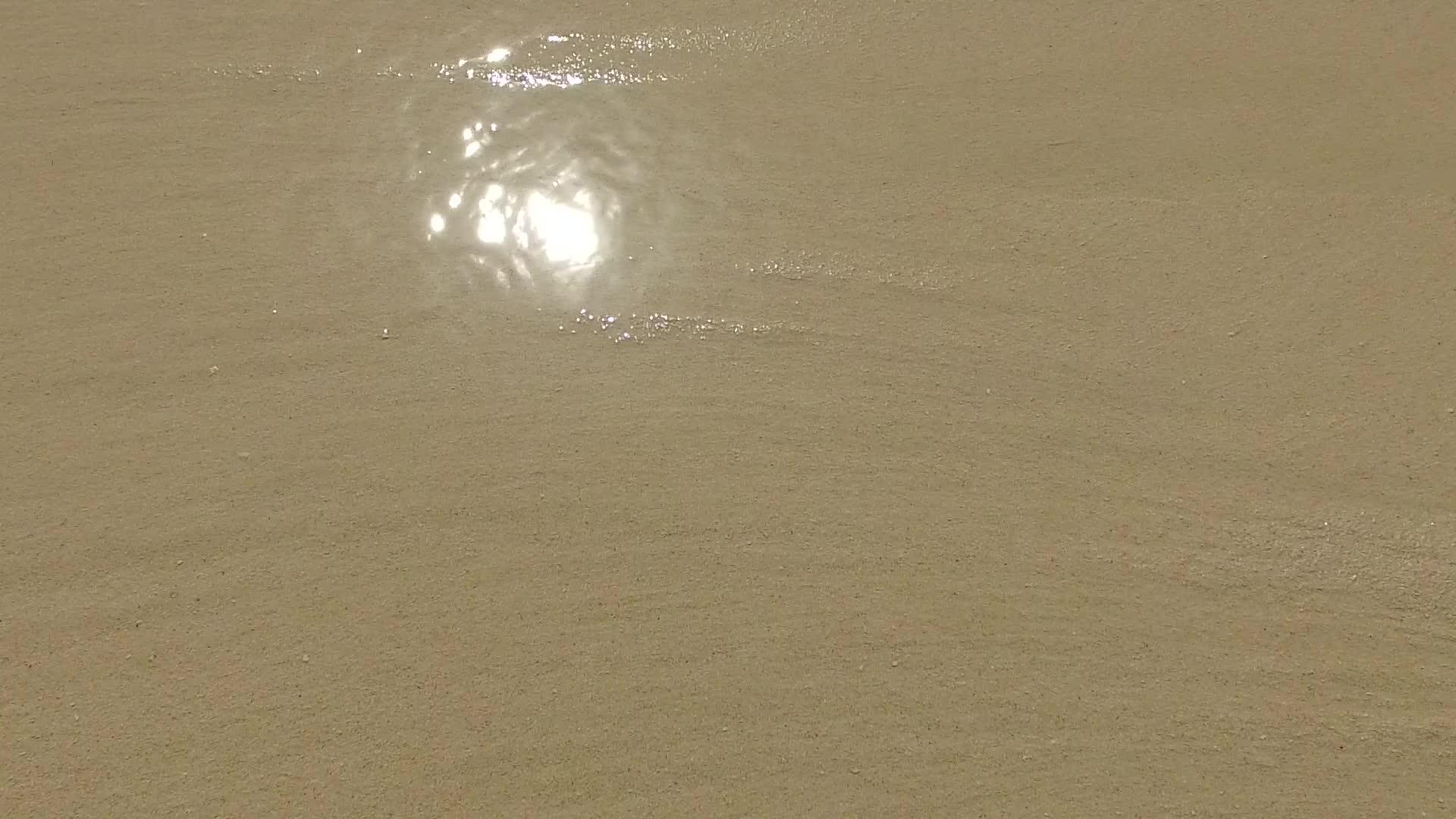 日出后白沙海滩浅海度假空纹理白沙背景视频的预览图