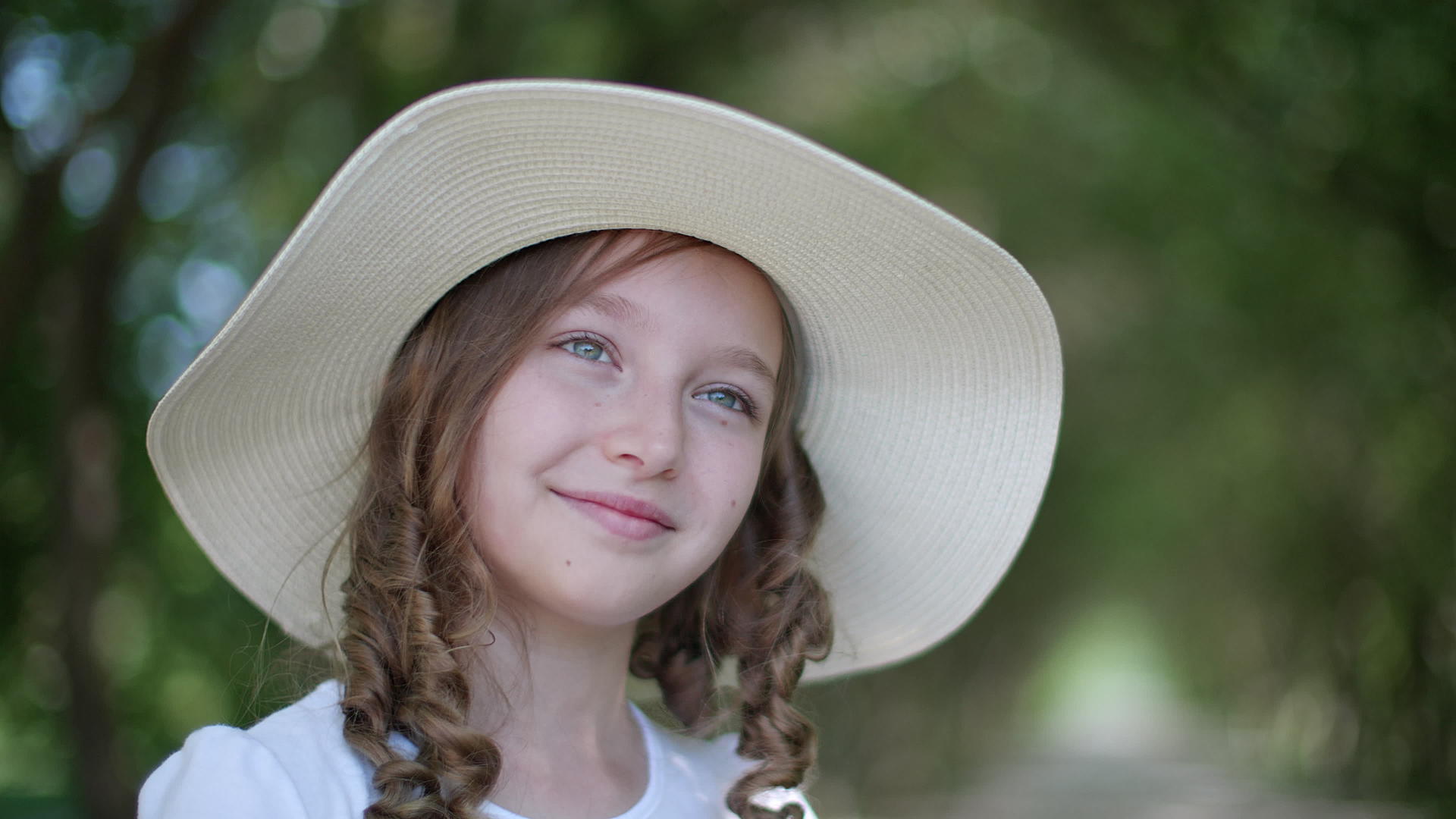 白色夏日帽子中浪漫女孩的肖像被关闭面对微笑的女孩视频的预览图