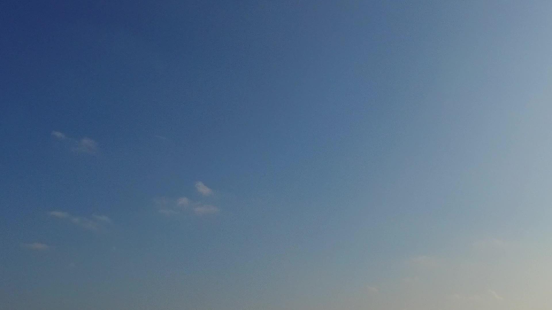 浅海和白色沙底的棕榈树附近阳光明媚的海洋度假胜地视频的预览图