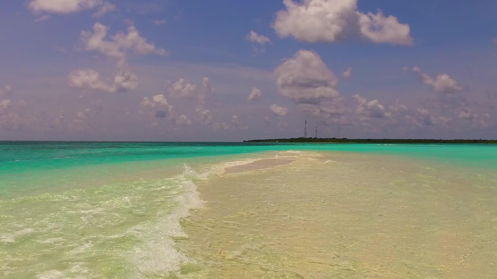 以棕榈树附近的白沙为背景蓝海打破了海滩的天堂海滩宽角视频的预览图