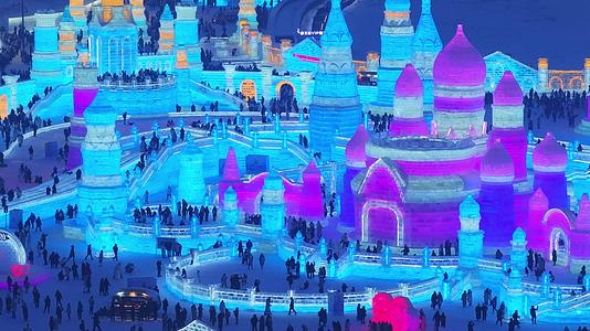 哈尔滨冰雪大世界4k航拍冰雕夜景灯光视频的预览图