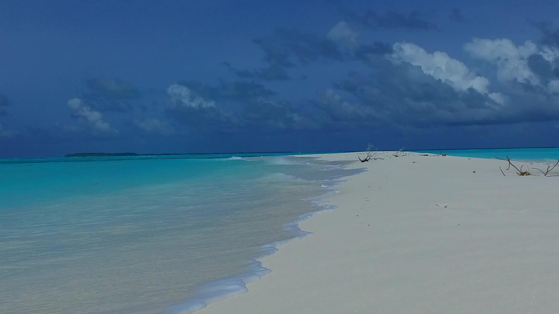 环礁湖的豪华海滩路由度假区附近的白沙土地上的蓝色环礁湖组成视频的预览图