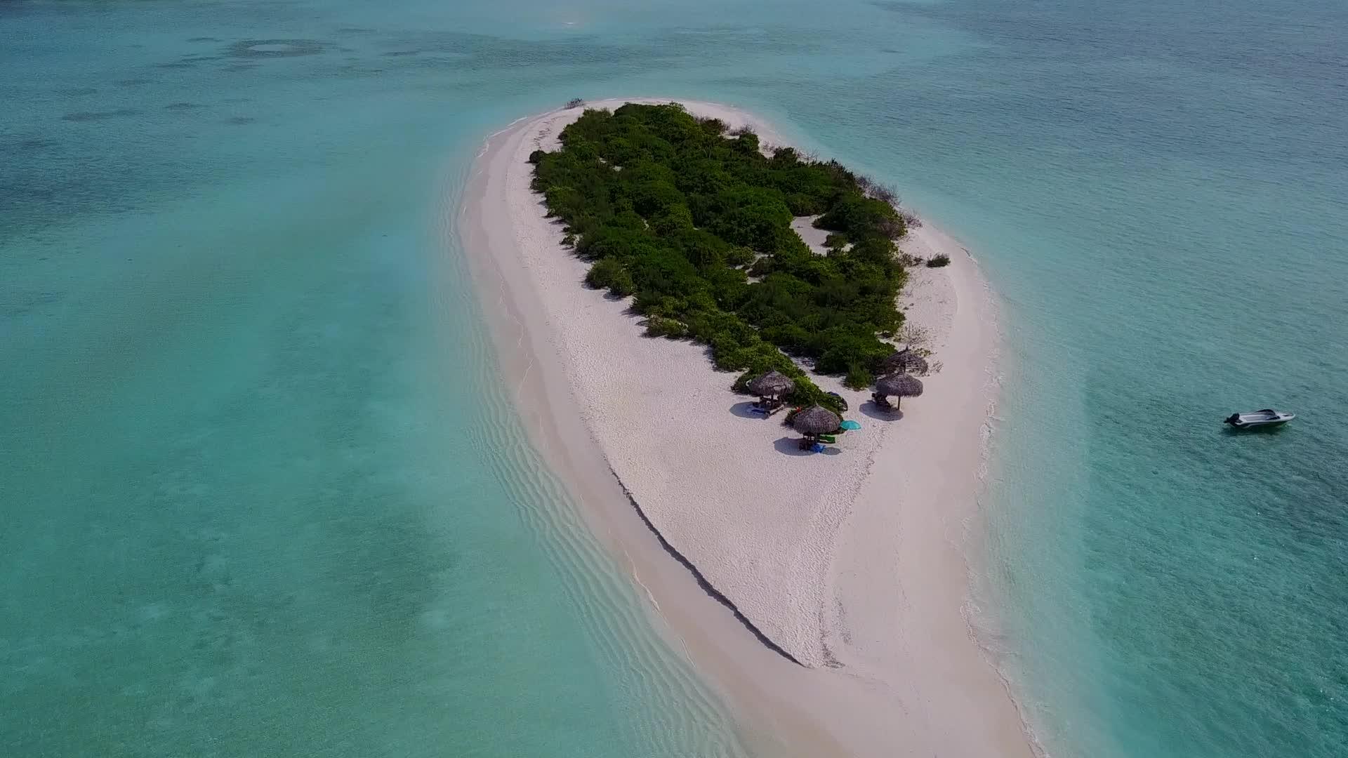 海洋海岸海滩冒险旅行在珊瑚礁附近有一个干净的透明海滩背景视频的预览图