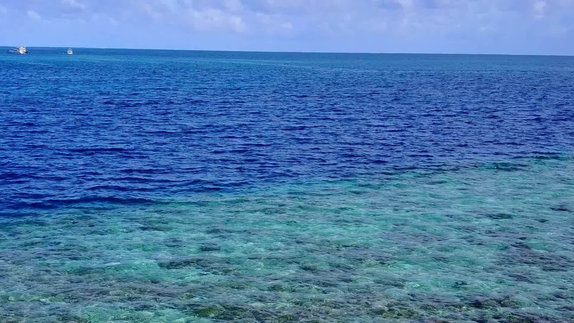 完美的绿松石环礁湖阳光下有白色的沙子背景视频的预览图