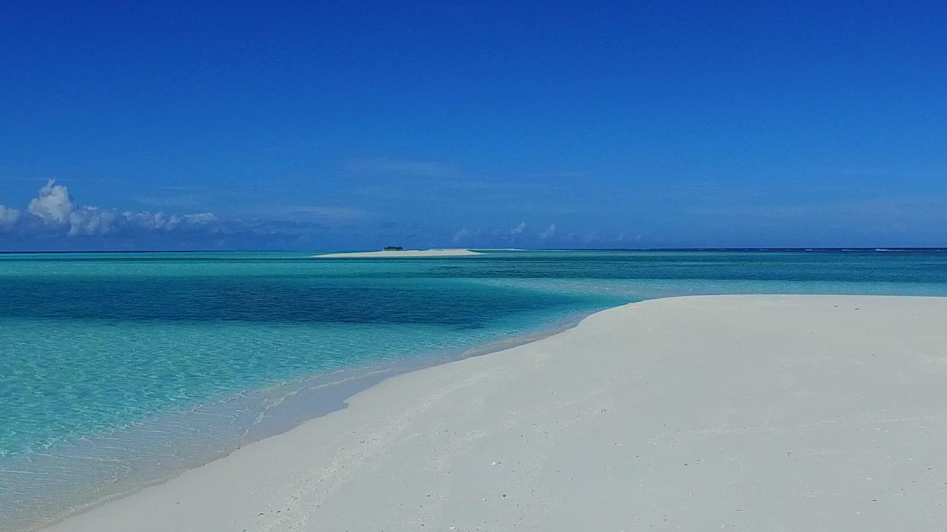 阳光明媚的海滩度假日抽象着蓝色的大海和白色的沙沙背景视频的预览图
