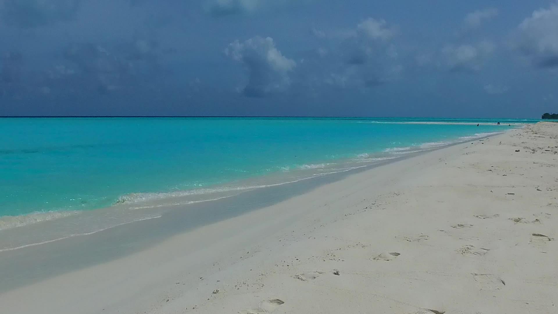 在棕榈树附近的清海和干净的海滩上放松环礁湖海滩视频的预览图