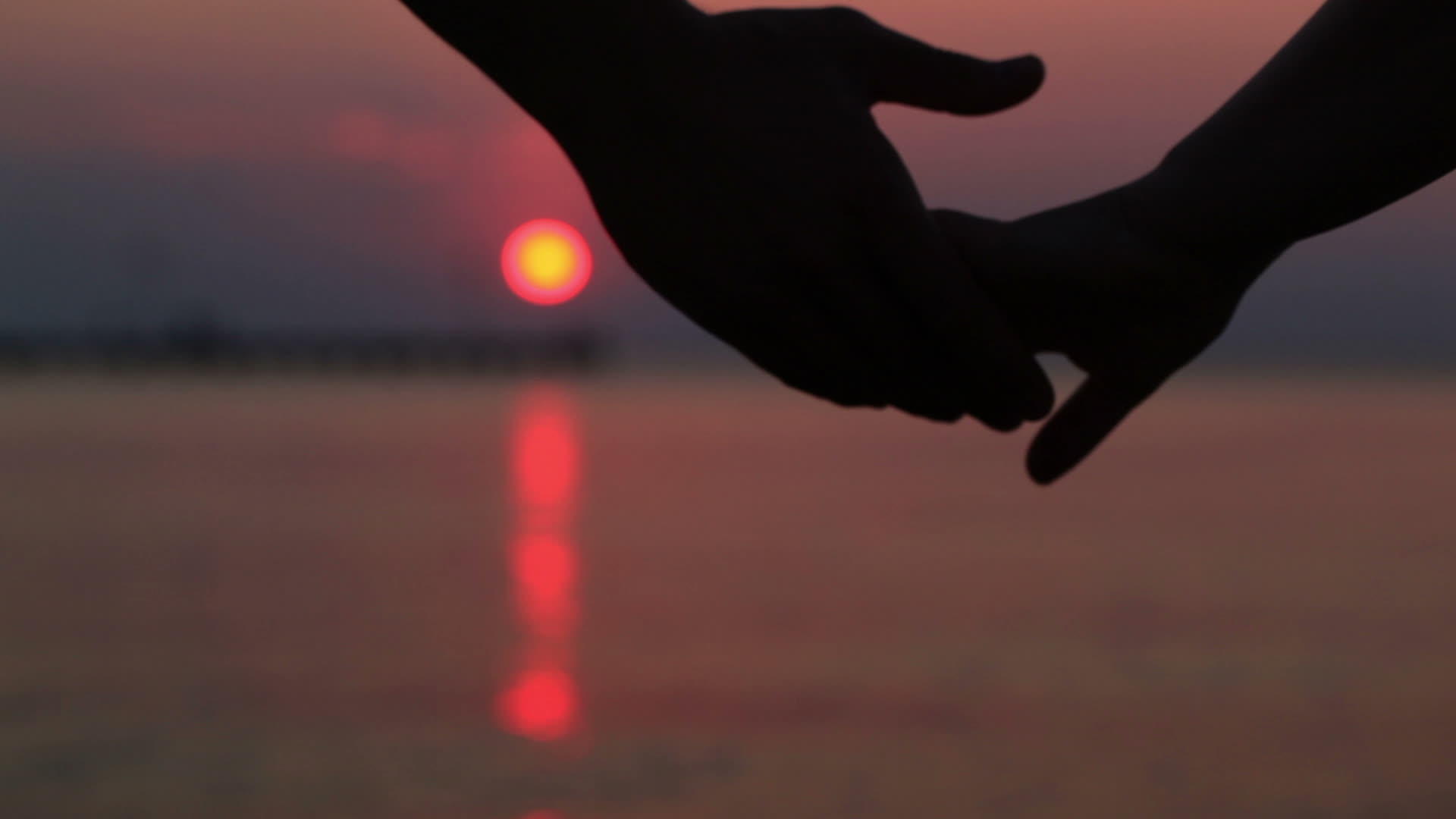 日落时握手的情侣视频的预览图