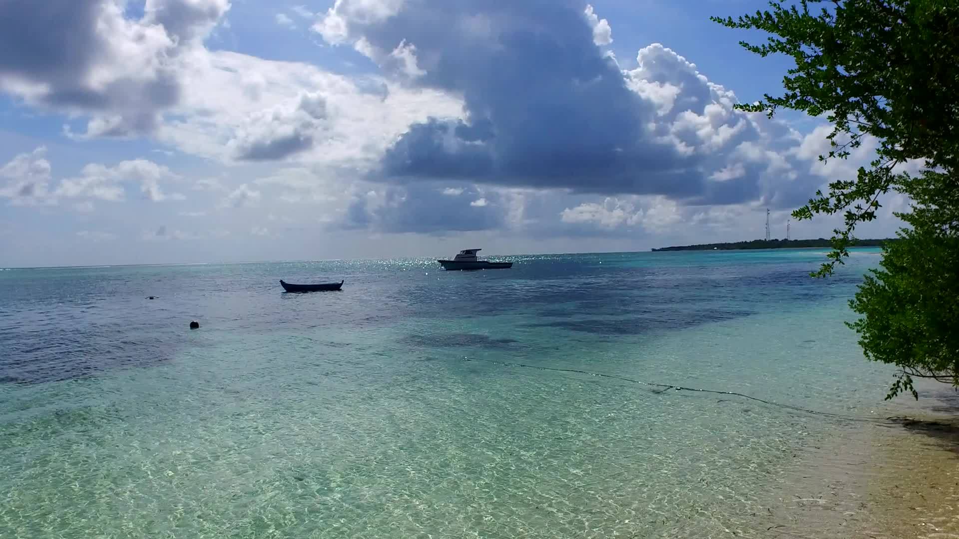 打破海滩的豪华海景在蓝水和日落前清洁海滩的背景视频的预览图