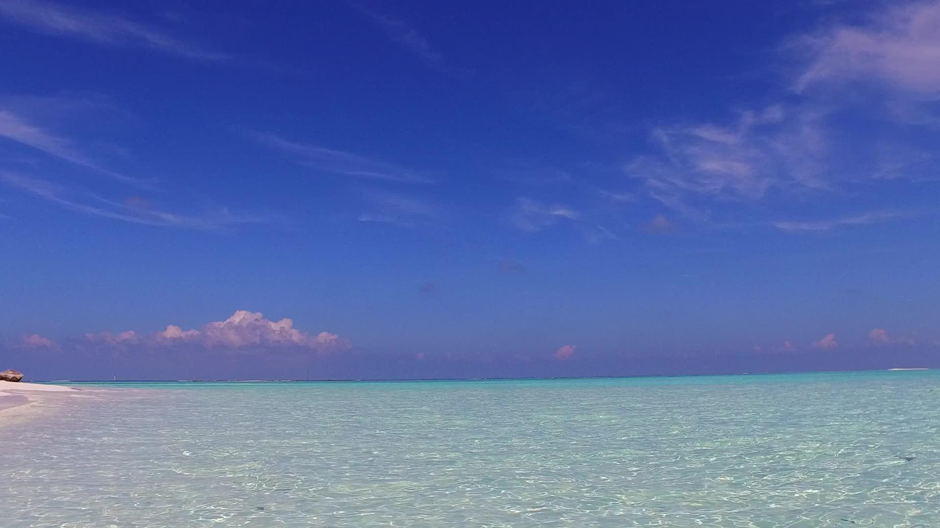 蓝绿色泻湖和珊瑚礁附近的白沙背景天堂旅游海滩冒险开放空间视频的预览图