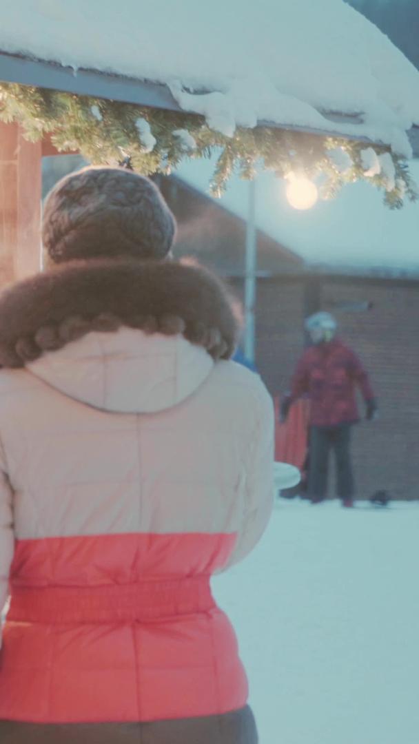 滑雪场休息区喝热咖啡的人【这个视频人物没有肖像权请勿商业使用】视频的预览图