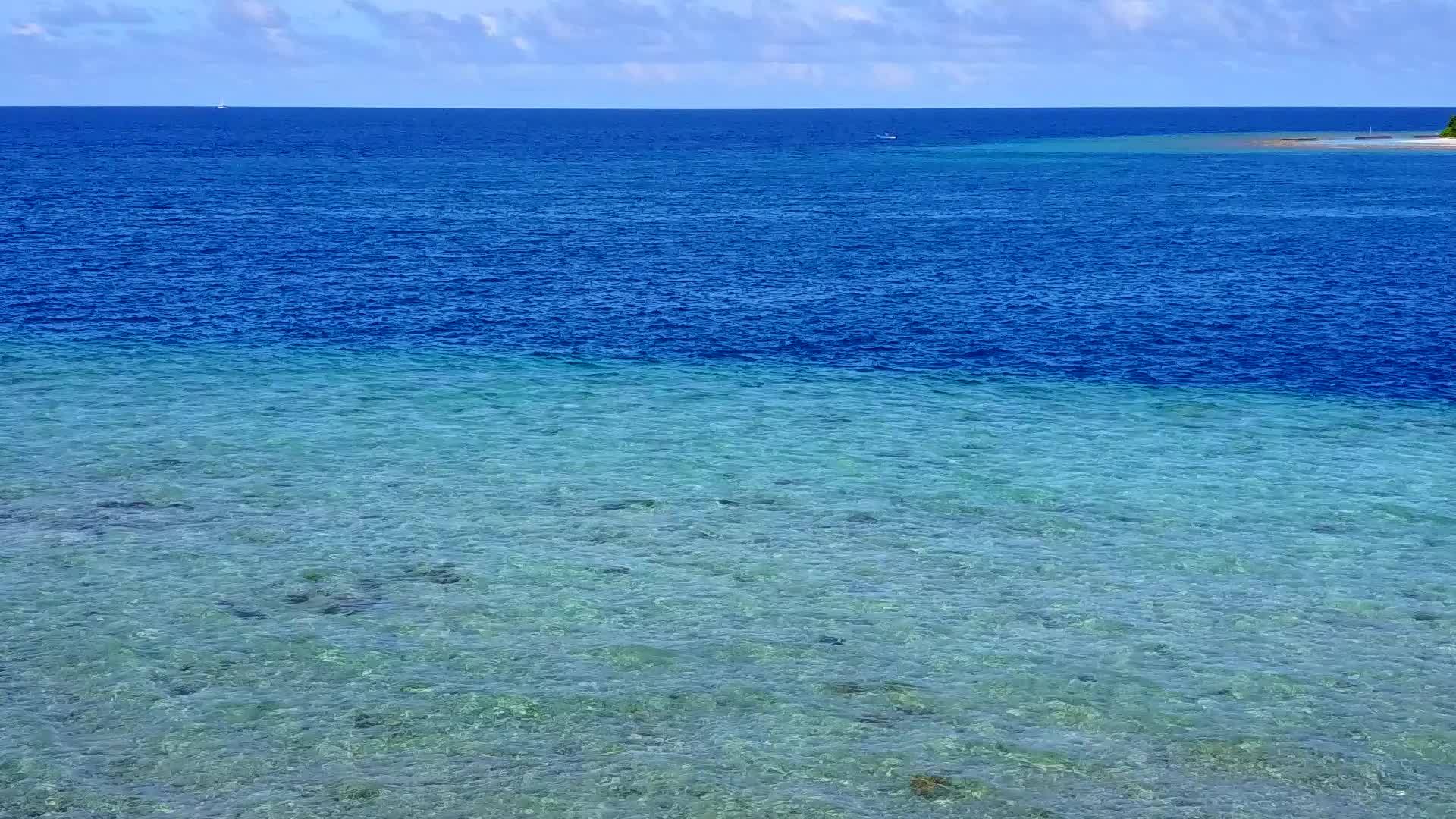 阳光明媚的海滨海滩生活方式在珊瑚礁附近有水视频的预览图