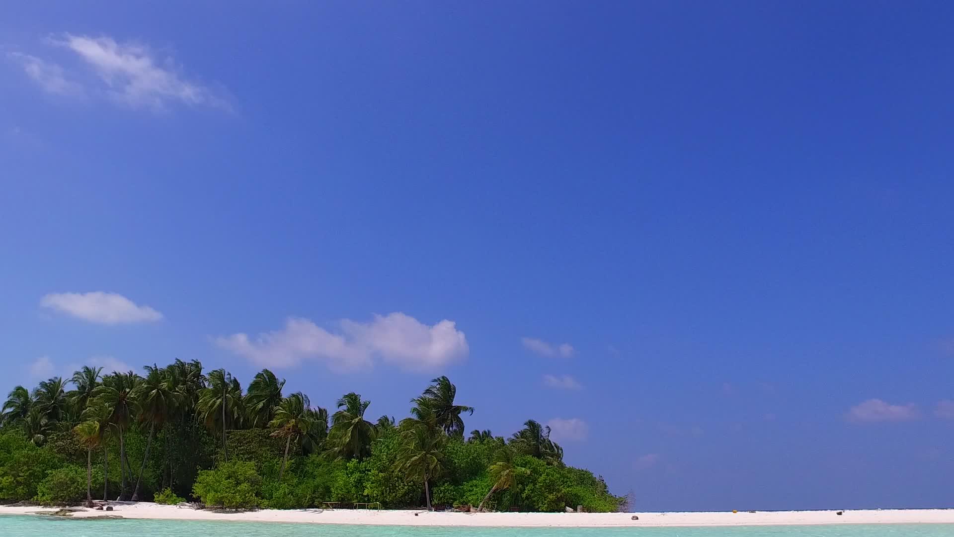 清风旅游异国海上观光海滩度假边有蓝色的海水和白色的海水视频的预览图
