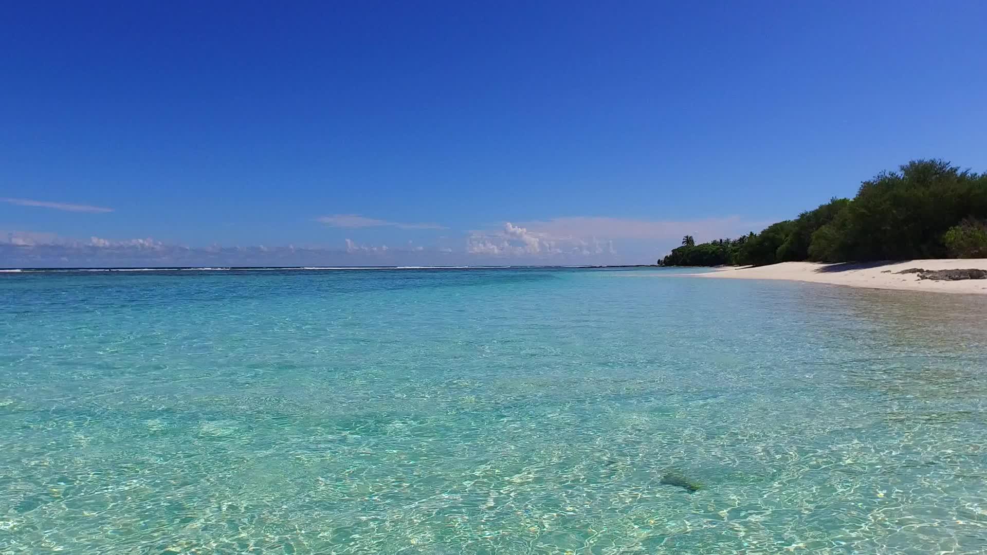 热带岛屿海滩度假的温暖风景蓝色海洋蜜月白色沙背景接近冲浪视频的预览图