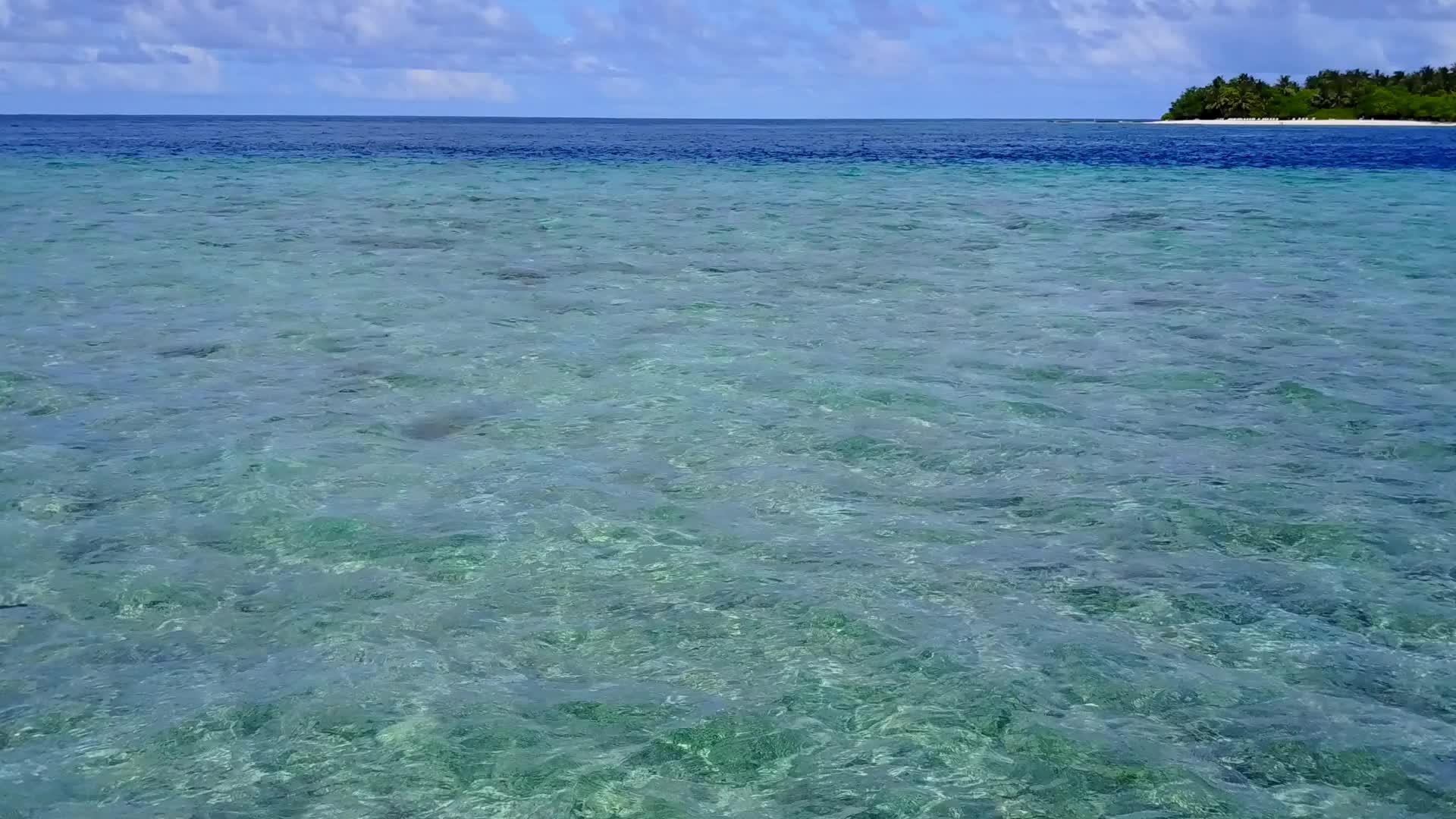 海滨海滩度假的远角旅游绿色海洋在度假胜地附近有白色视频的预览图