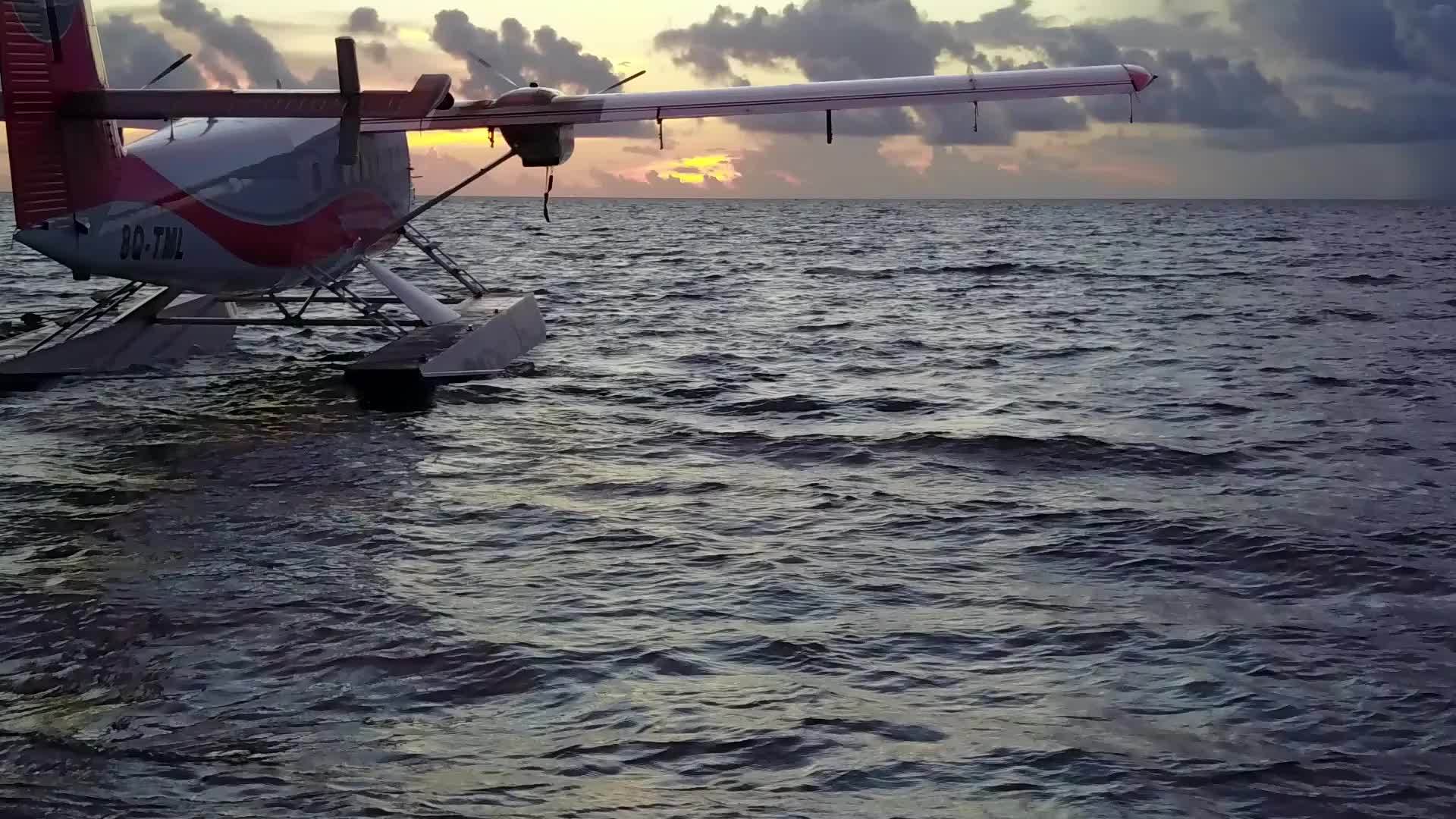 沿着蓝水沿着热带海岸海滩航行的浪漫结构在度假村附近有一个白色的视频的预览图