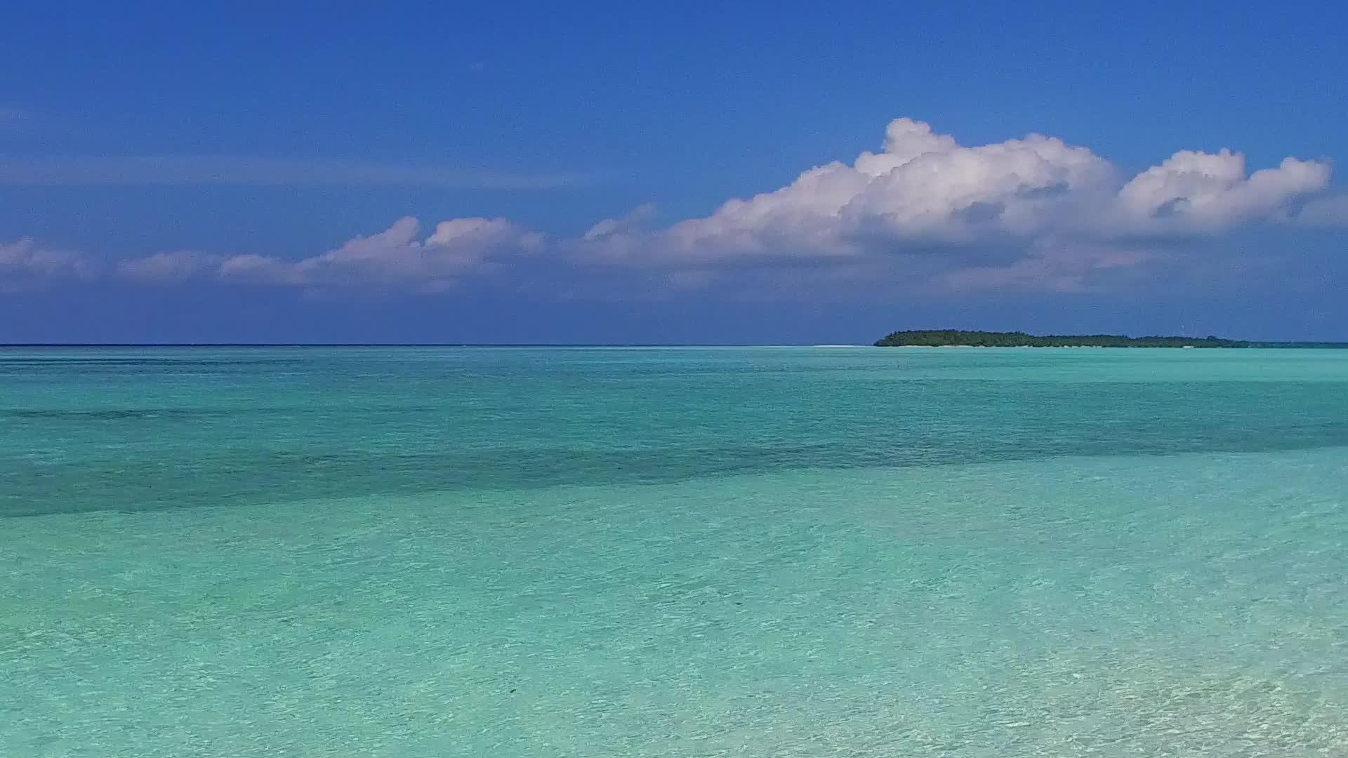 蓝海在珊瑚礁附近的白沙背景下复制完美的海景海滩时间空间视频的预览图