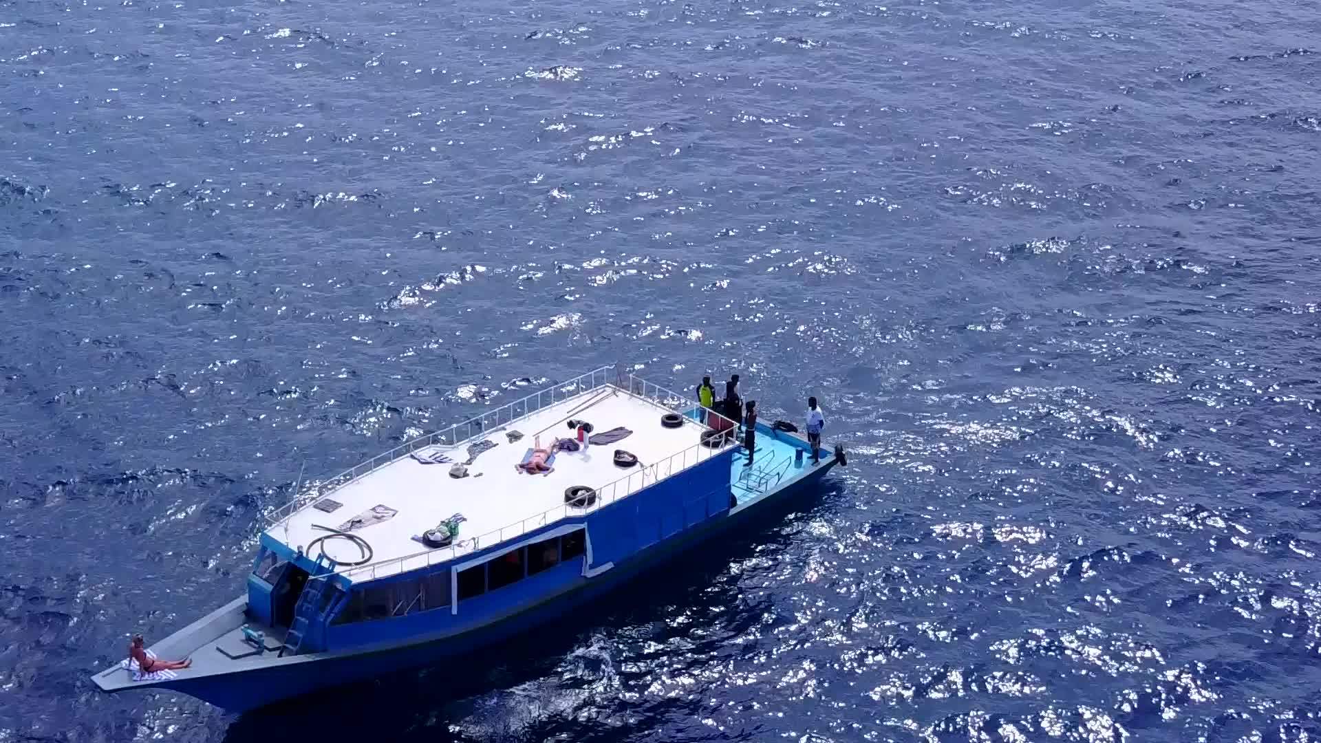 蓝色海洋和沙巴附近清洁海滩的背景视频的预览图