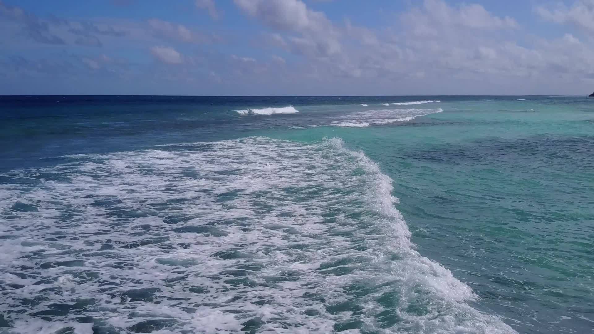 豪华海滩宽角沿着蓝海和白沙背景的度假胜地视频的预览图