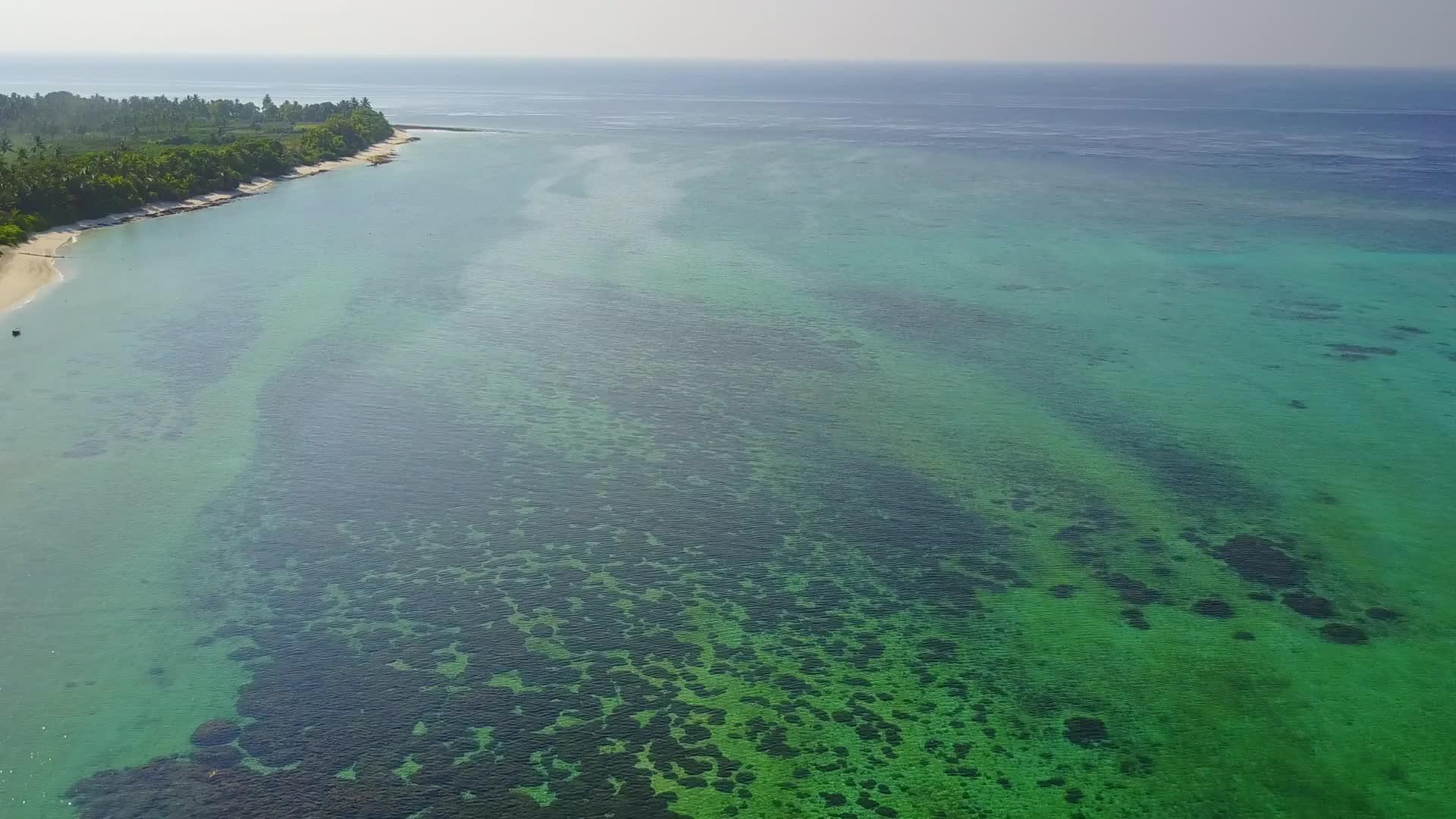 阳光明媚的海洋旅游游客通过松绿环礁湖和靠近海滩旅游视频的预览图