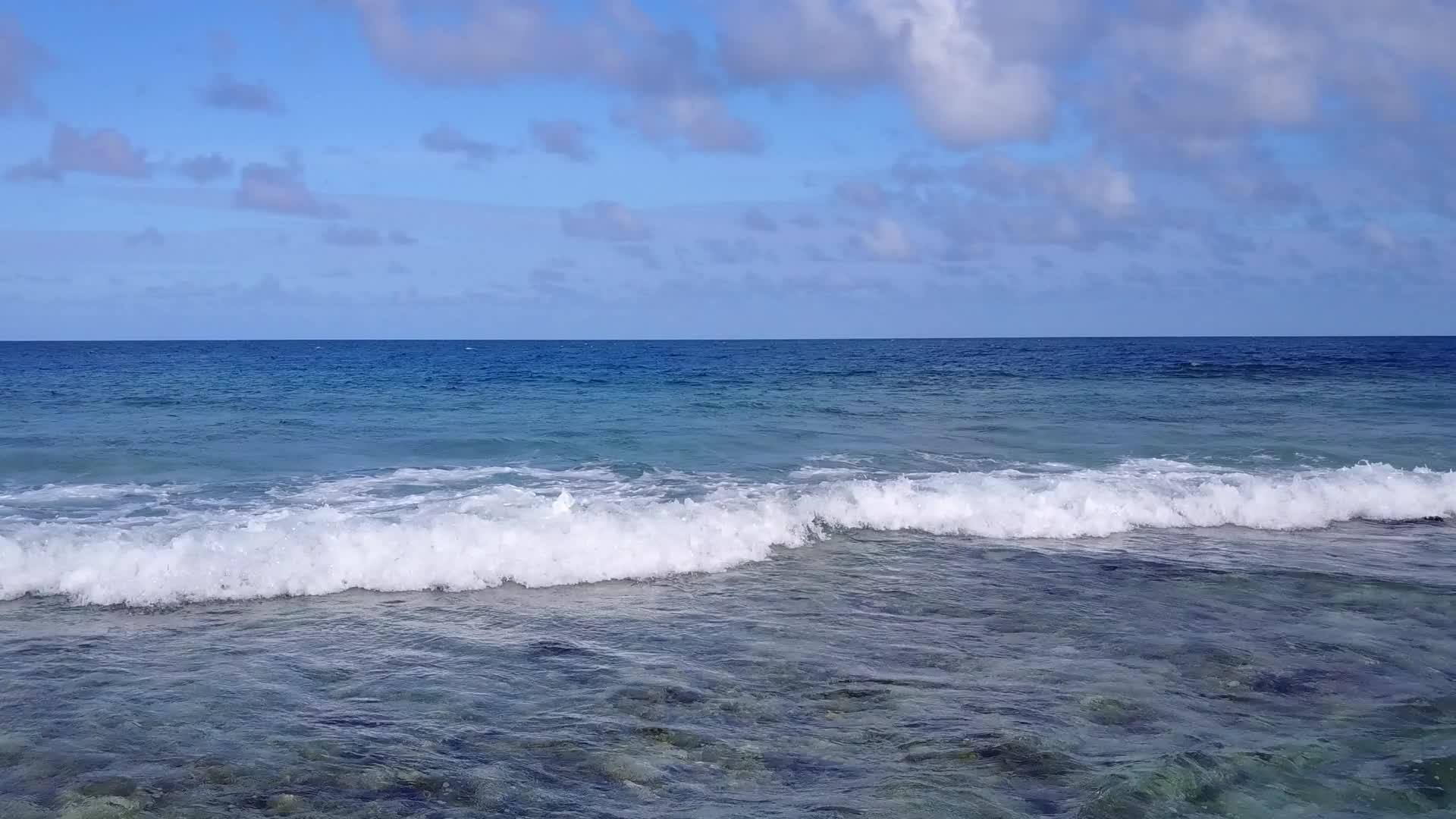 浅沙背景靠近蓝海和沙巴来到这里近20年视频的预览图
