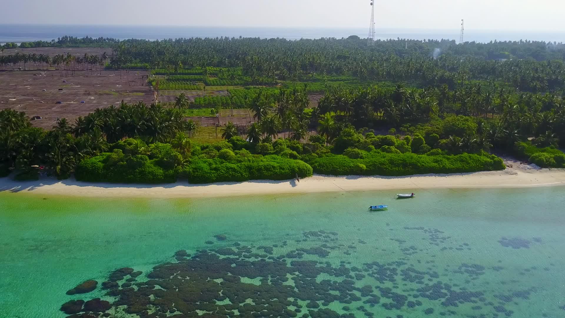 沙洲附近的蓝海白沙海滩度假夏季海景海滩度假视频的预览图