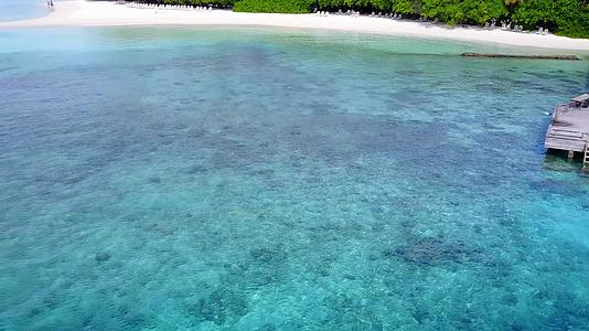 以黄昏前的蓝水礁湖和浅沙为例靠近热带海滩视频的预览图