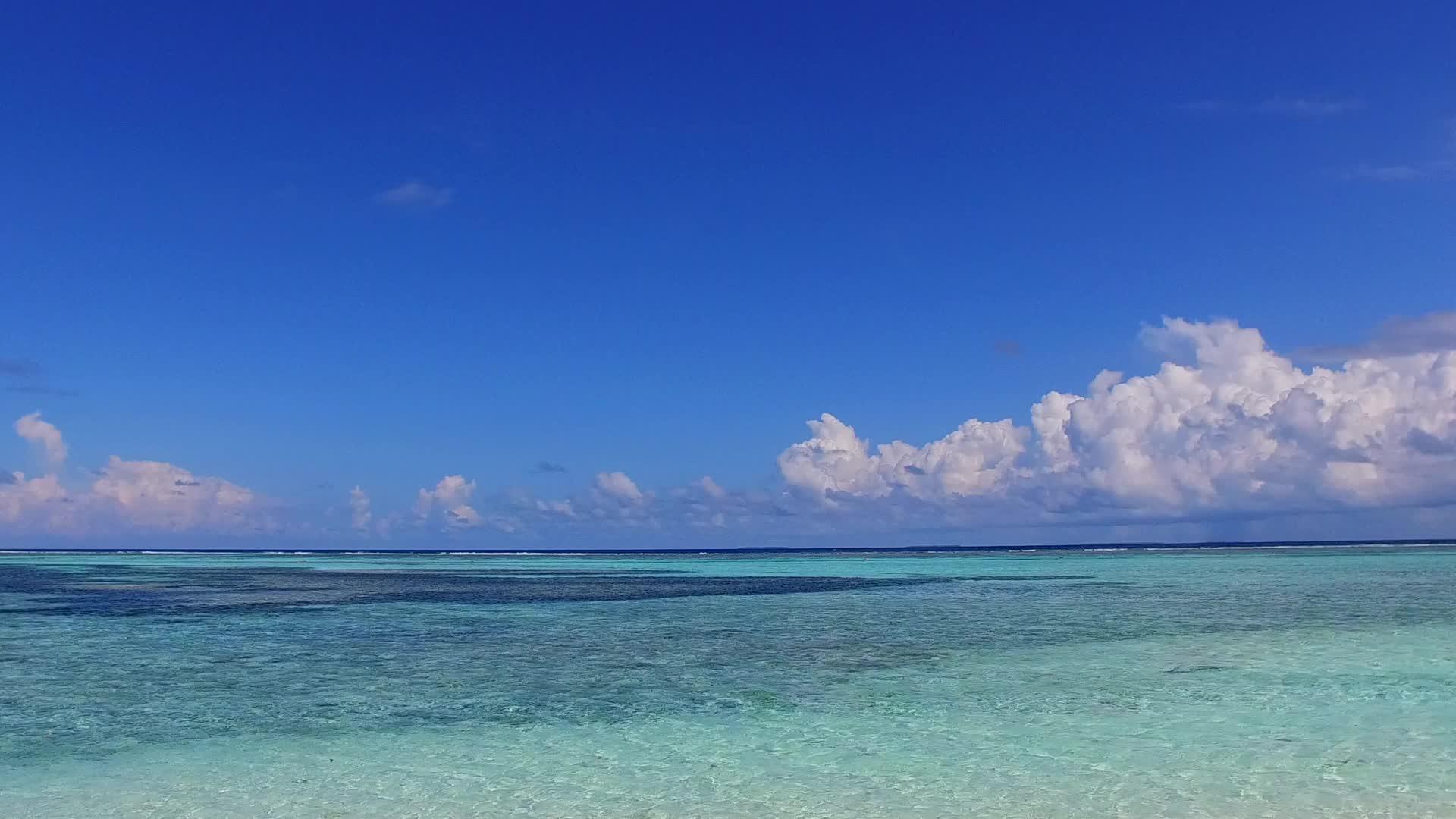 天堂岛海滩采用蓝海航行白沙背景近波边有白沙视频的预览图