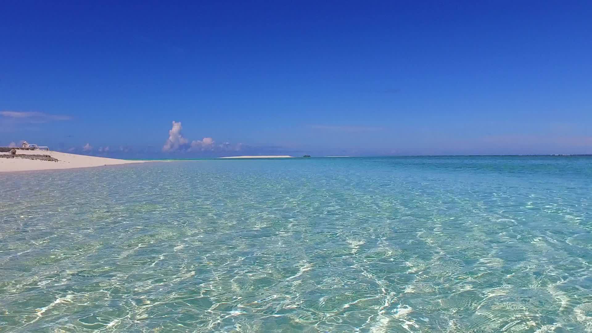 附近的度假胜地附近有蓝色的海滨海滩有白色的沙沙背景视频的预览图