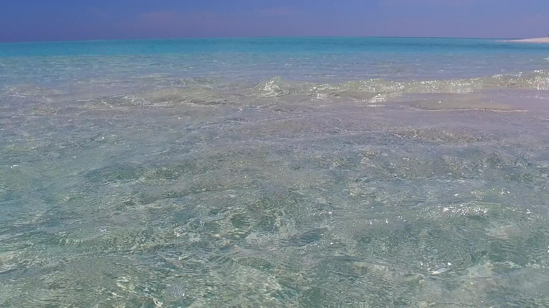 阳光下的蓝水白沙背景完美的海岛海滩之旅视频的预览图