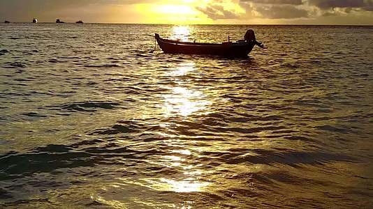 日出后的蓝海和清洁沙土背景的蓝色海滩度假视频的预览图