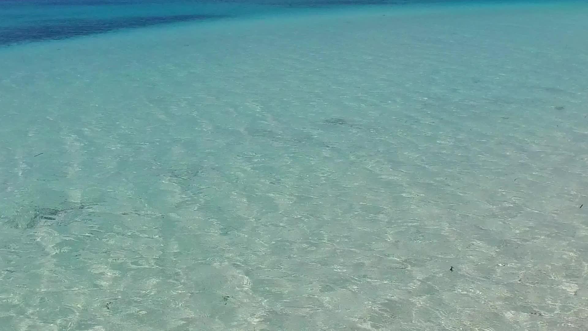 在沙洲附近复制热带度假海滩的空间海景视频的预览图