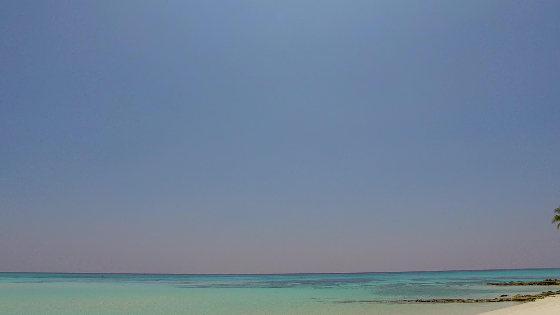 日落前有白沙背景的浅环礁湖在寒冷的海岸海滩上度假视频的预览图