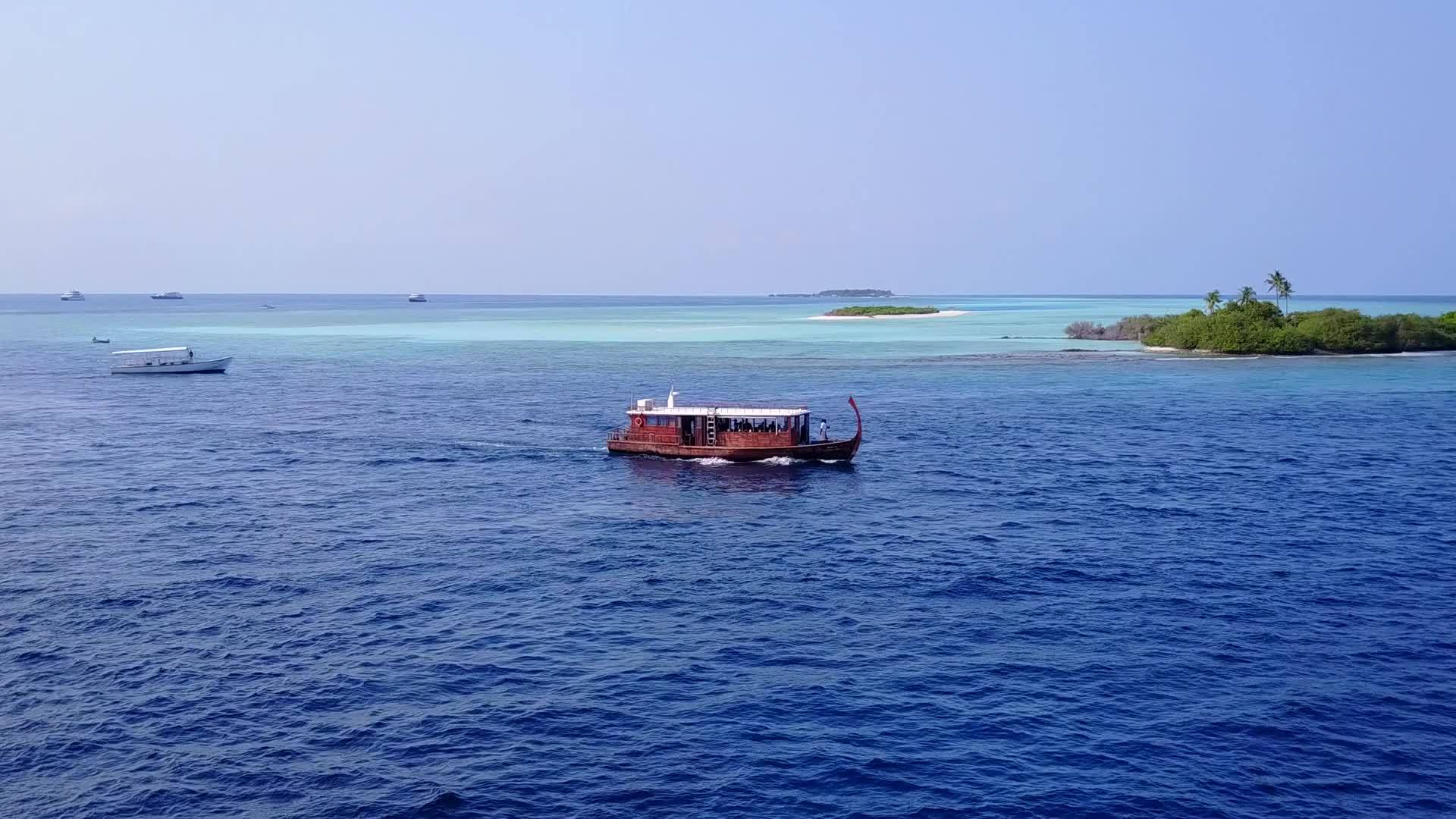 安静的海洋观光浪漫的旅游在海平面上看到松绿环礁视频的预览图