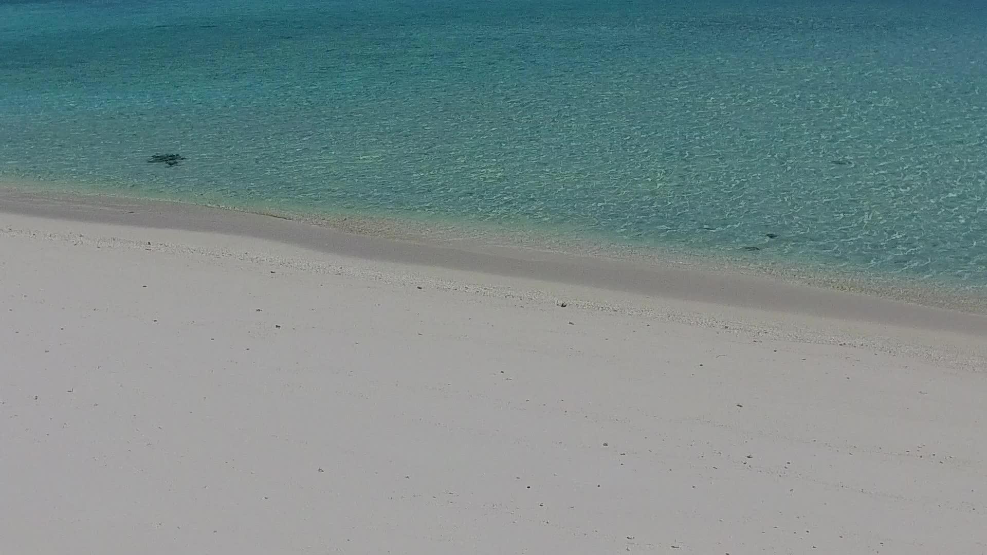 在白沙附近背景清澈泻湖的异国情调夏天海滩时间视频的预览图