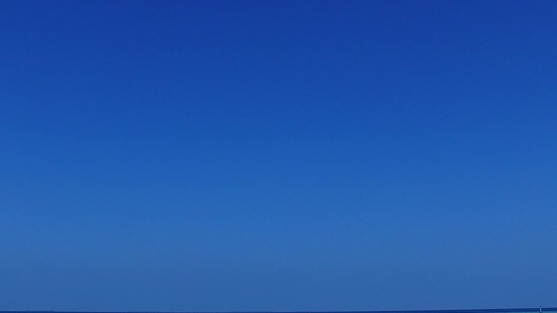 关闭热带岛屿海滩的风景沿着蓝海航行日落前有白色沙滩视频的预览图